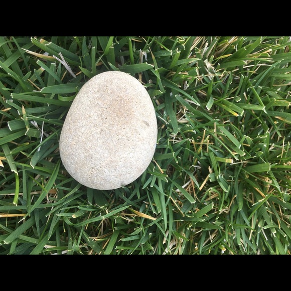 Cutely decorates grey artistic rock - Picture 3 of 5